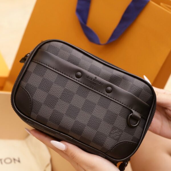 Louis Vuitton LV Wearable Wallet Crossbody Bag Black 11x18.5x6.5cm