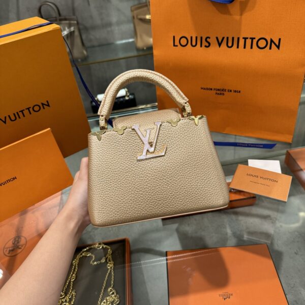 Louis Vuitton LV Capucines High-End Light Color Handbag 21x14x8cm