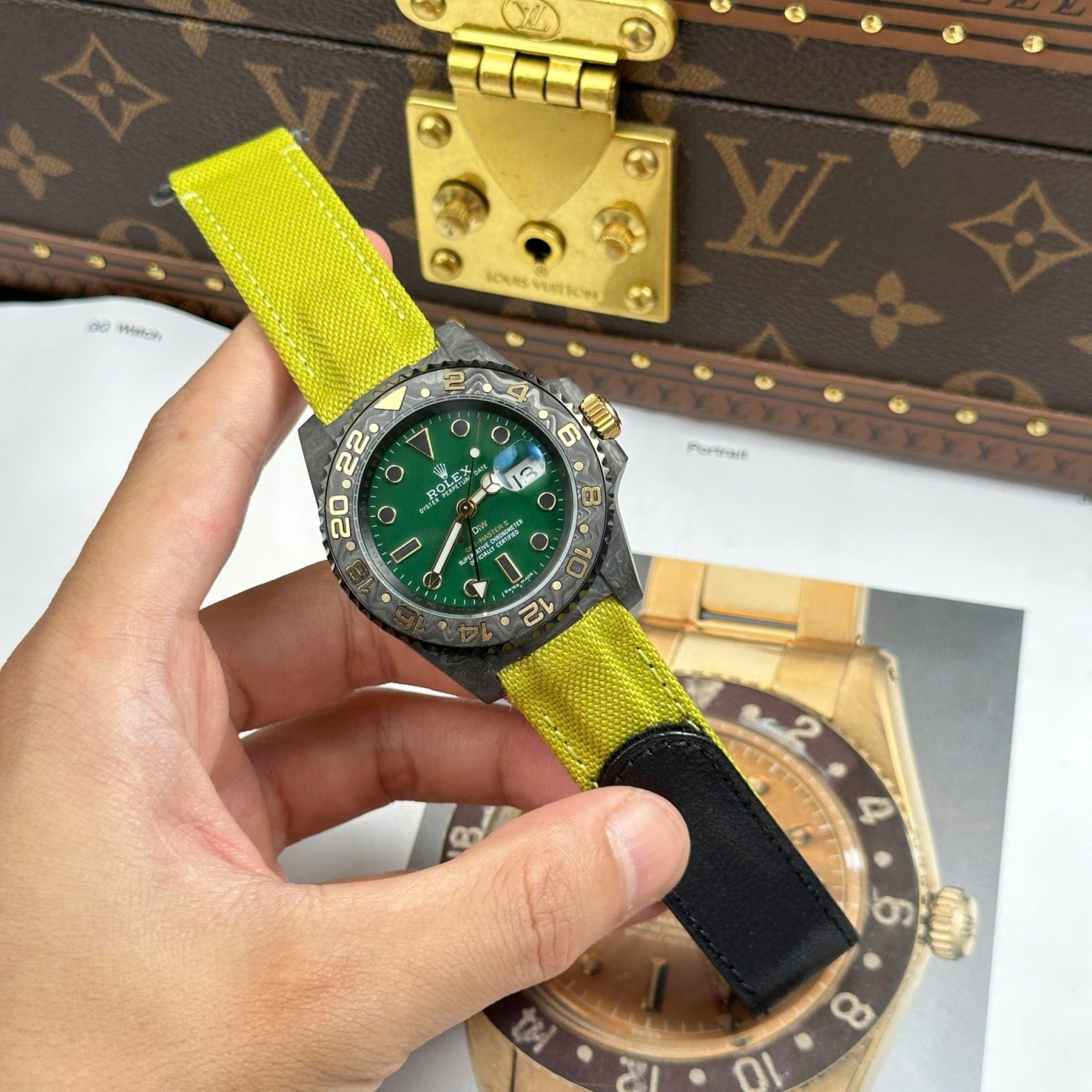 Dong-Ho-Rolex-GMT-Master-II-Diw-Replica-11-Vo-Carbon-Mat-Xanh-La-Cay-40mm-1-1536x1536 Rolex GMT-Master II DIW Green Dial DIW Factory 40mm Super Clone - Image 1